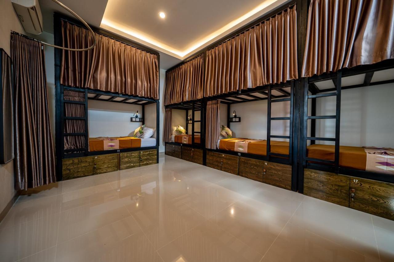 The Moon Hostel Batununggul Bagian luar foto