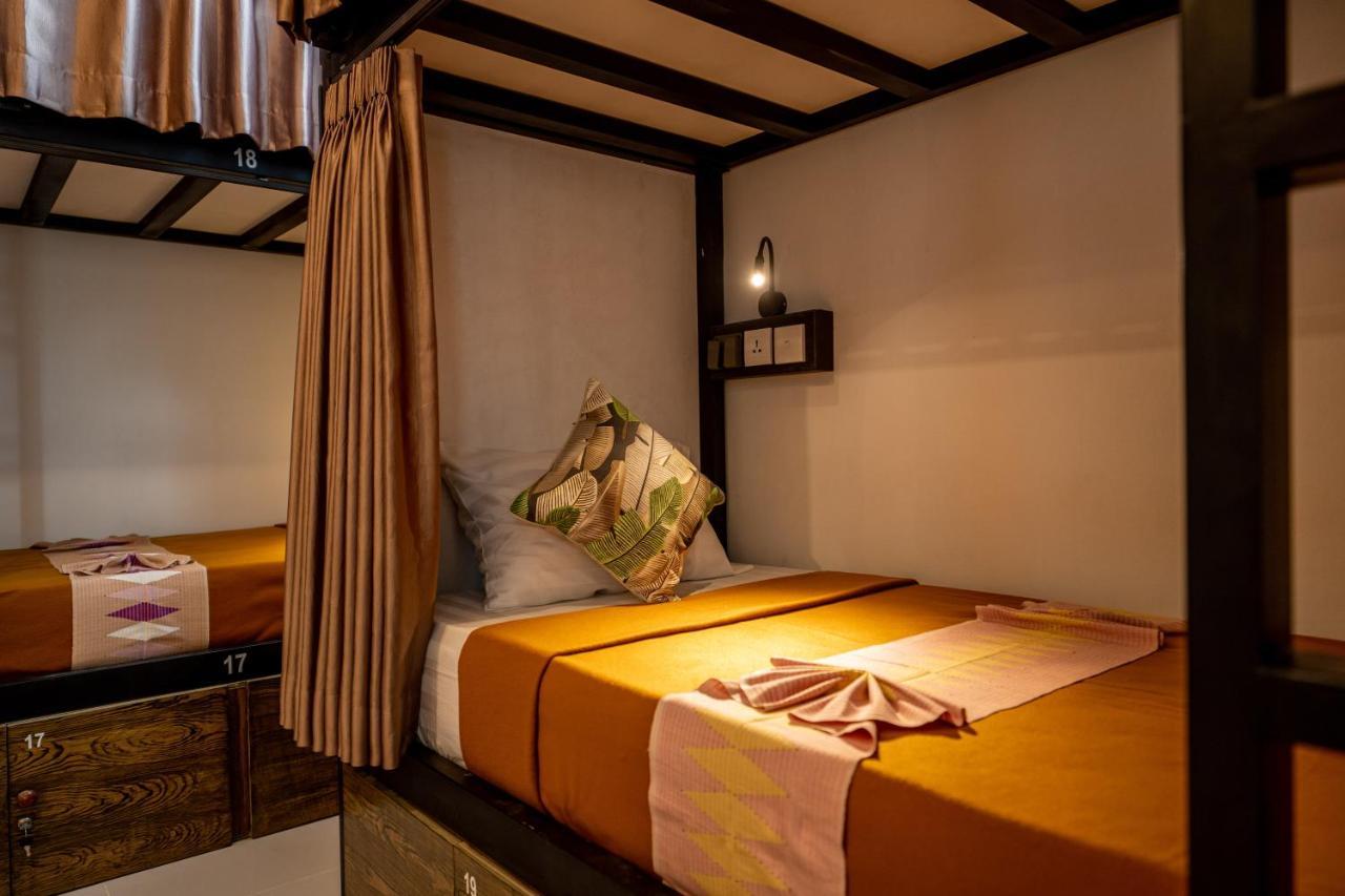 The Moon Hostel Batununggul Bagian luar foto
