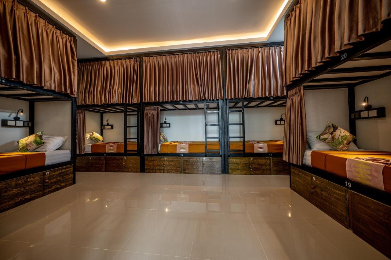 The Moon Hostel Batununggul Bagian luar foto
