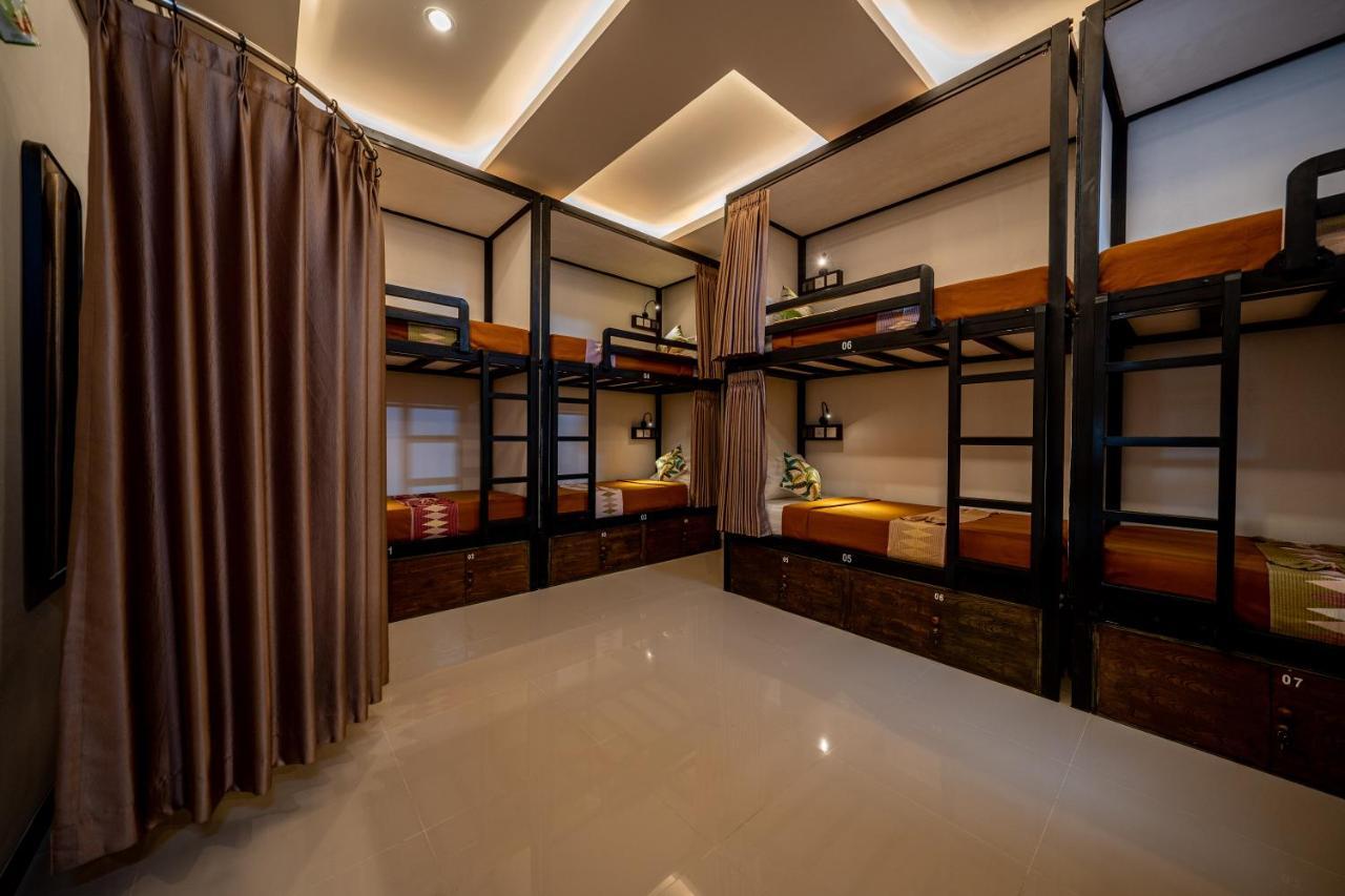 The Moon Hostel Batununggul Bagian luar foto
