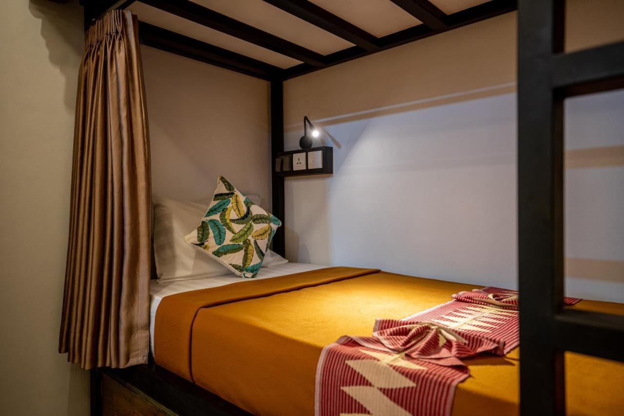 The Moon Hostel Batununggul Bagian luar foto