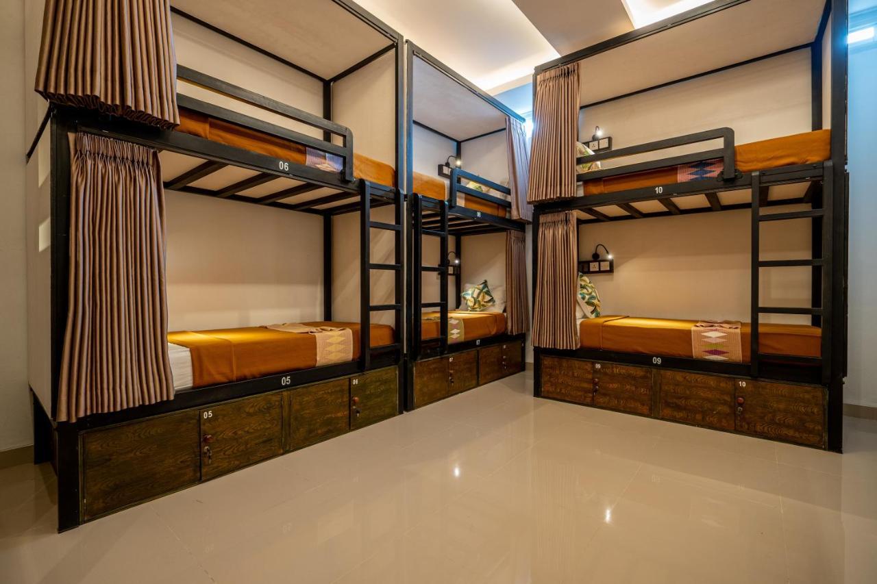 The Moon Hostel Batununggul Bagian luar foto