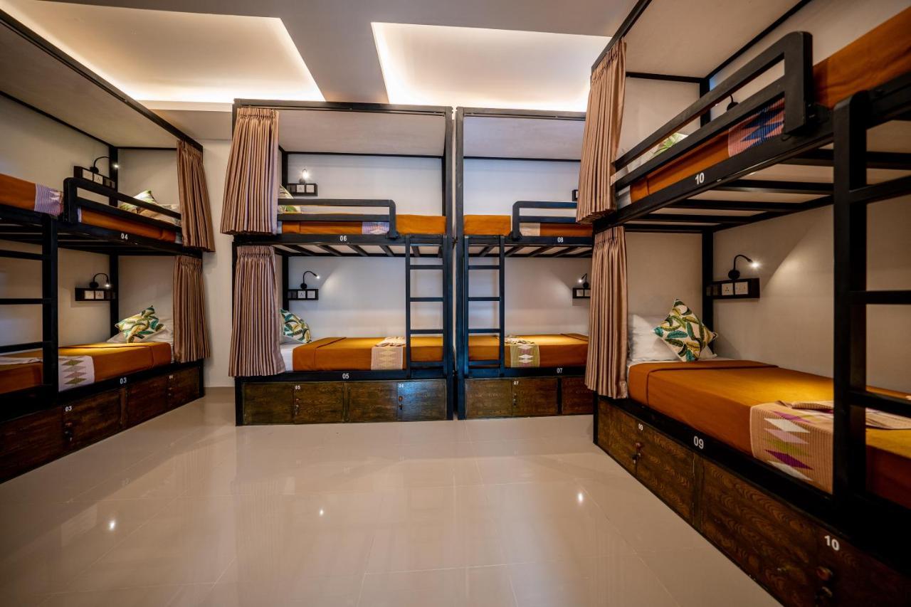 The Moon Hostel Batununggul Bagian luar foto